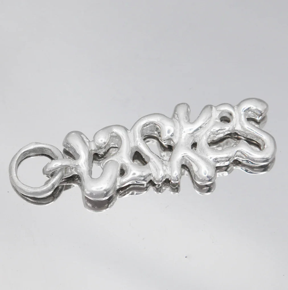 Handgefertigter Anhänger aus 925er Silber mit kunstvollem Schriftzug, modernes Schmuckdesign
