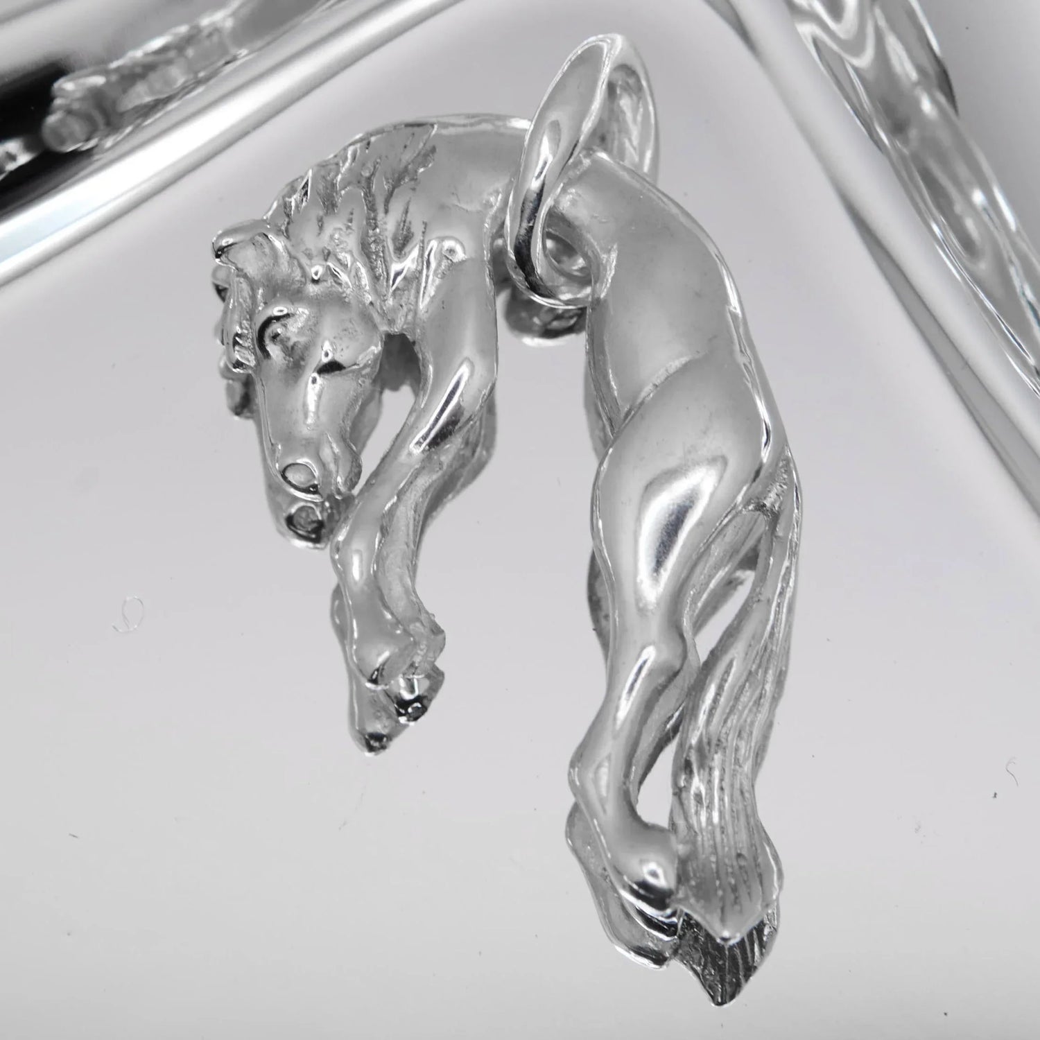 Detaillierter handgemachter Pferdeanhänger aus 925er Silber auf reflektierendem Untergrund